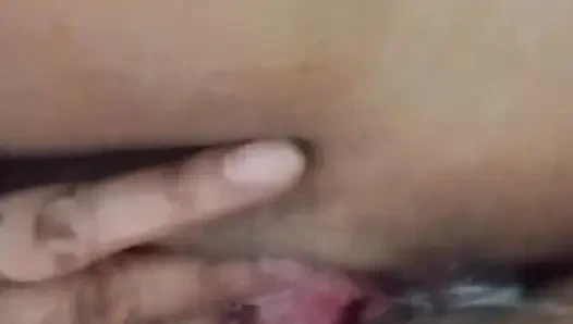 Assy pengen muasin dirinya sendiri sambil mandi sambil fingering memeknya