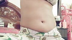 18 år gammal kåt smal tjej med stora bröst visar hur kåt hon är - kolkata bengali skolflicka