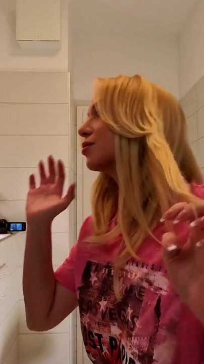 Rubia super caliente y increíblemente hermosa, con tetas y culo naturales enormes, se toca el coño y las bragas bajo la falda en el… | Clip 1