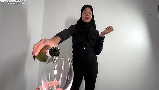 Tesettürlü sürtük Ramazan ayında beyaz yarağı içiyor ve emiyor