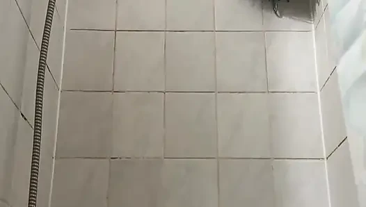 Mandi pirang seksi secara ekstensif