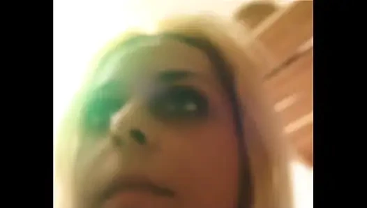 Красивая и застенчивая брюнетка раздевается перед камерой