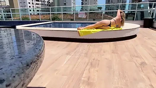 Tante seksi ini bantuin aku crot di kolam renang