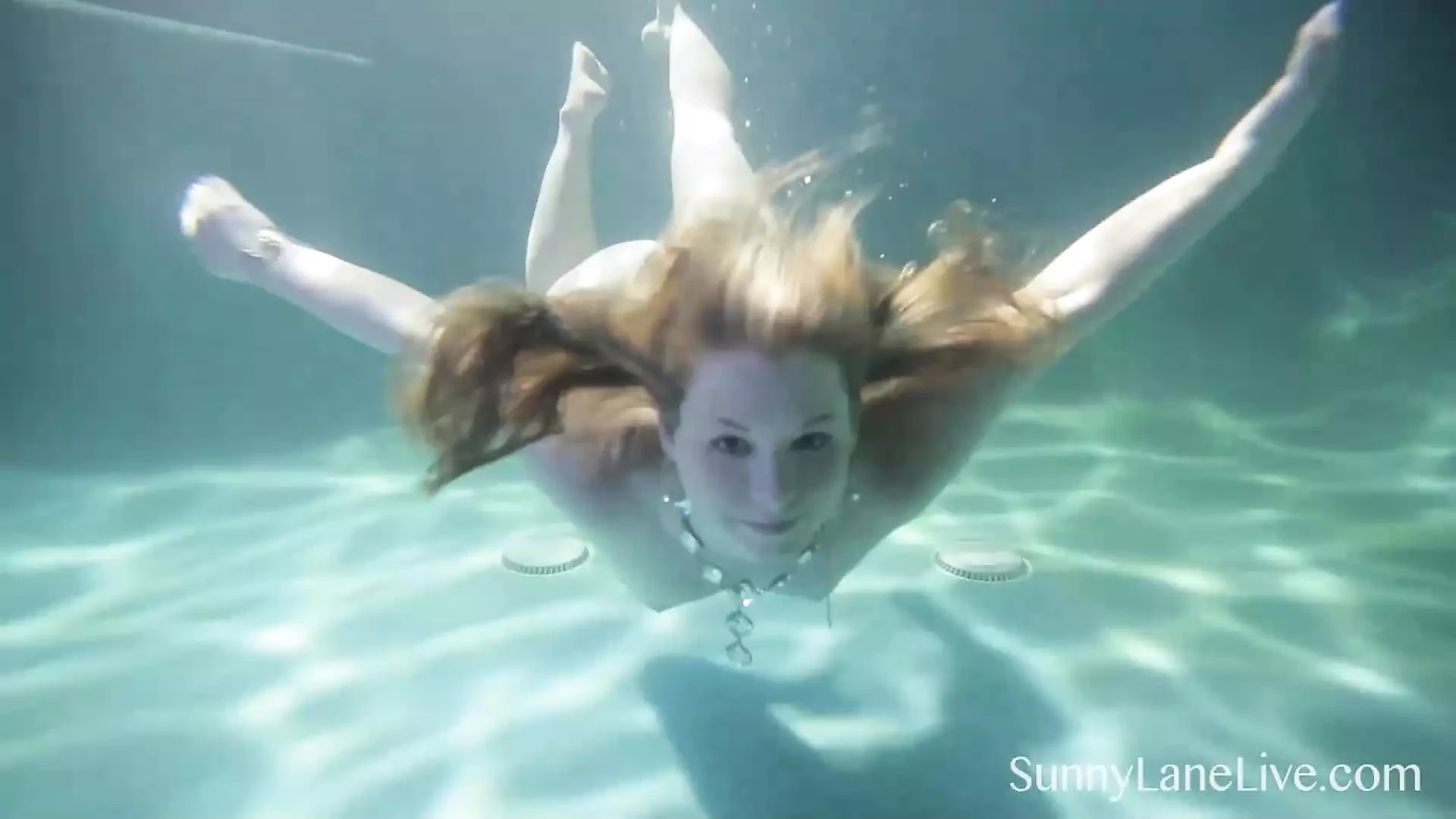 Vleesmelkende zeemeermin Sunny Lane zuigt lul onder water af!
