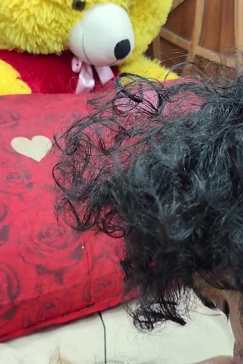 Romansa lip lock panas dengan gadis seksi dengan gaun modern