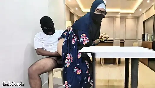 Guru sekolah hijab muslim pergi untuk kencan dengan bintang