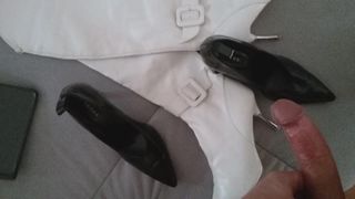 Éjaculation sur les bottes de ma femme