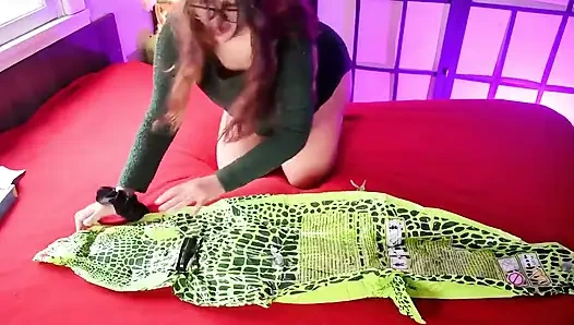 Büyük timsah şişme biniyor ve söndürüp söndürüp boşaltıyor - bunny looner [lowres]