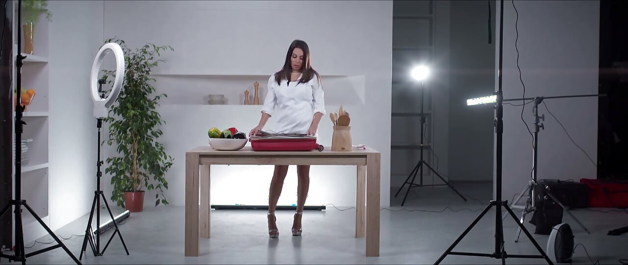Freya Ferrari：インフルエンサーがテーブルで生配信中にアナルファックされる