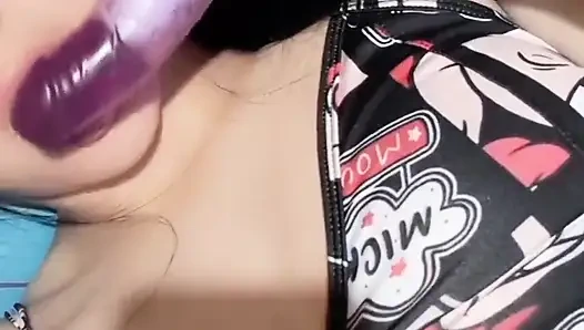 Gadis Jepang lagi asik masturbasi sampai muncrat