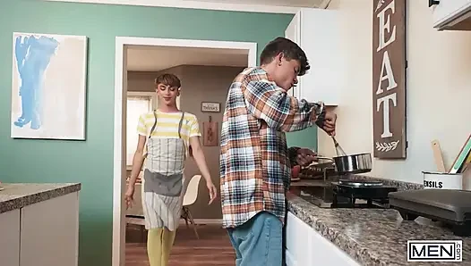 MEN - Cherry Kiss And Foxy Alex Both Take Turns Sucking Drake Von’s Cock At Thanksgiving