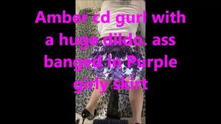 Ambercdgurlの紫色のスカートの巨大な尻ディルドのセクシーなパンティー