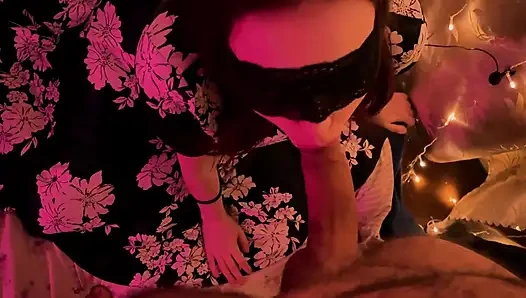 Urlaub neujahrs-blowjob von einer schönen frau in einer maske und einem kleid