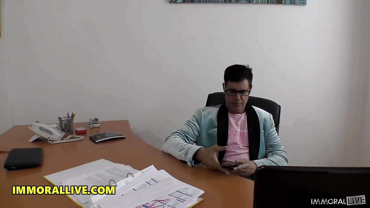 Petite college cheerleader Elle Rose seduces teacher