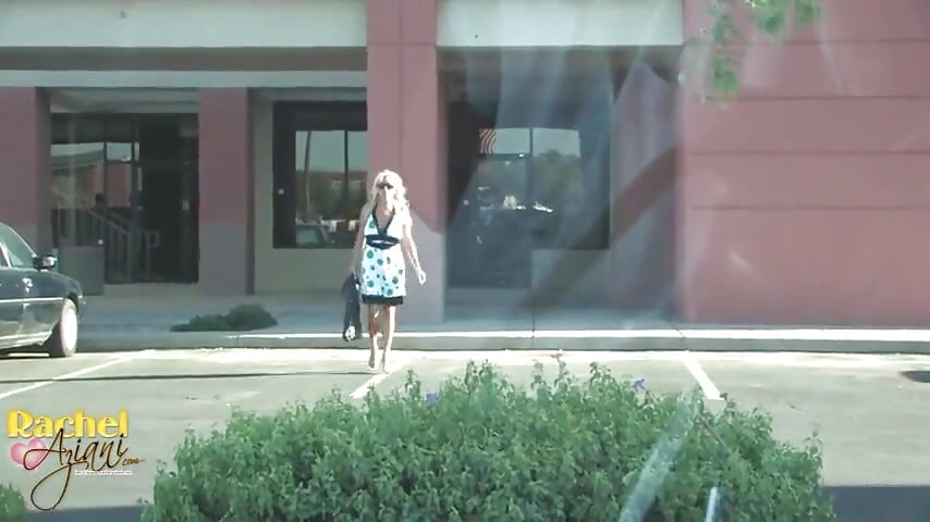 Rachel używa zabawki do spust na tylnym siedziku swojego samochodu