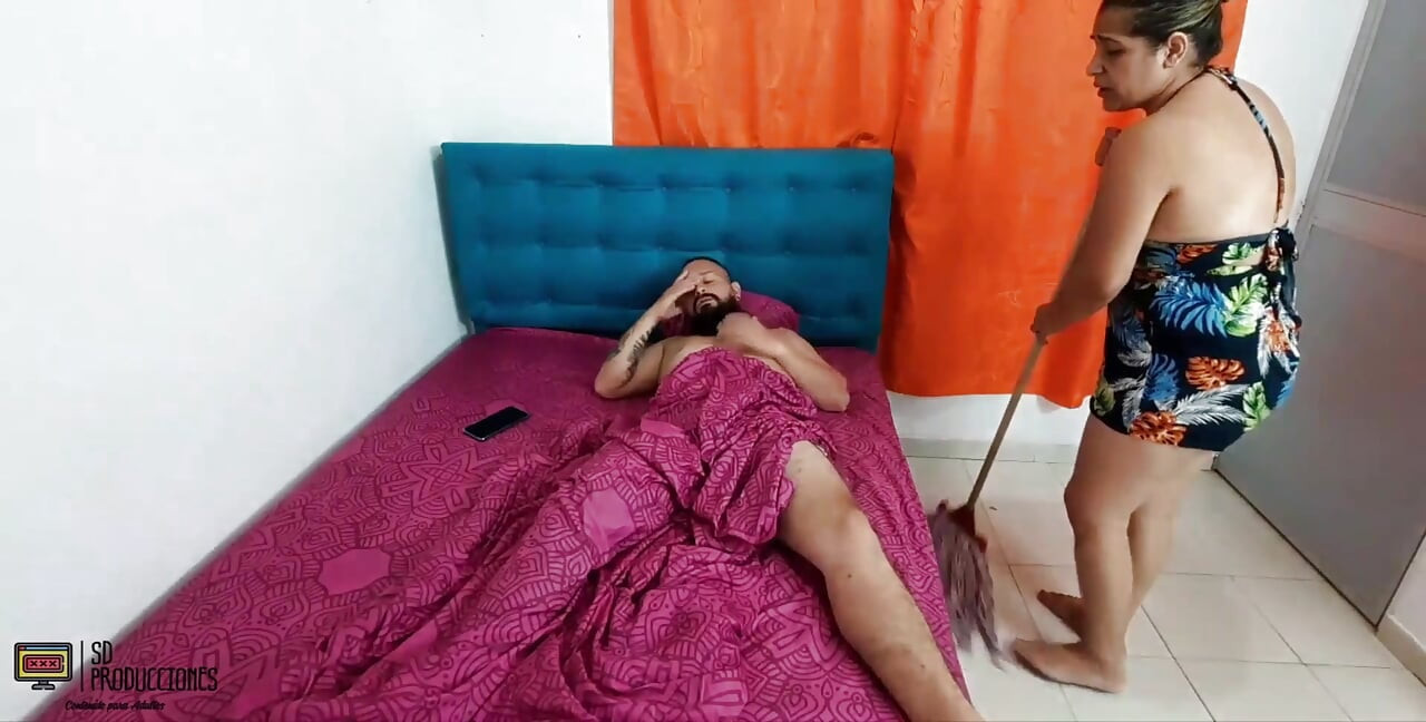 Main apne sautele bete ke kamre men jati hoon, main use sapna dekh raha hoon aur main vastav men kamuk ho jati hoon bhag 1