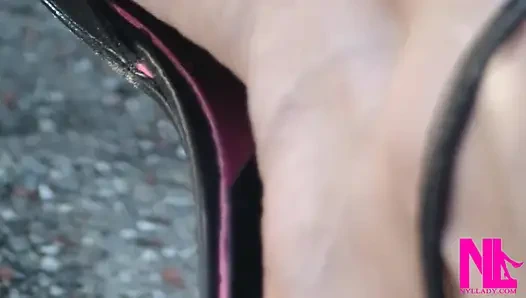 Yüksek topuklu puckled pompalarımda edepsiz miry çakıl kazıyor