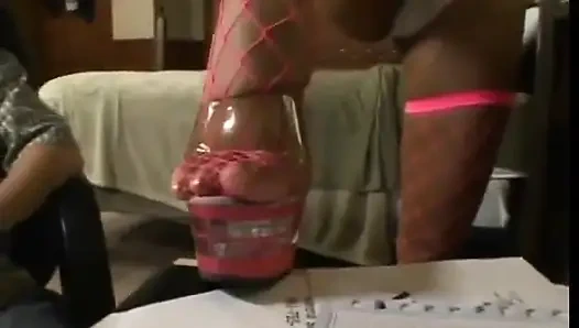 Weiß isst eine saftige ebenholz-muschi im wohnzimmer aus