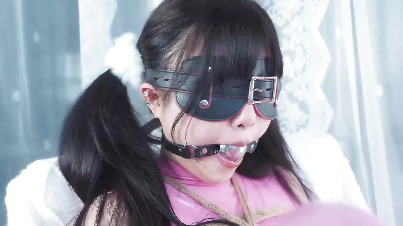 Ms17-use Duct Tape to Gag the Girl and Make Her Struggle