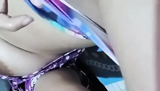 Tetanggaku ngirim video mesum untukku, termasuk besarnya