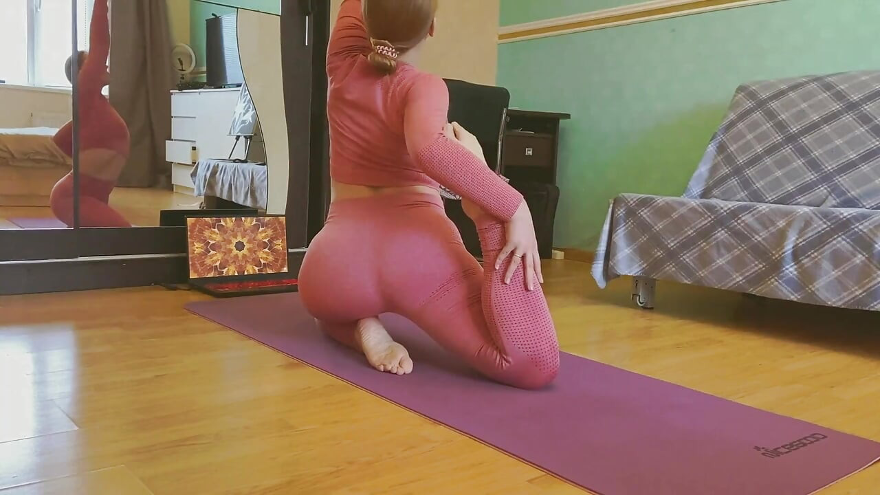 गोल-मटोल बेब योग करती है और फिटनेस मैट पर लंड हिलाती है
