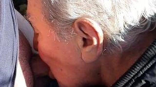 82歳のおじいちゃんが森で私をしゃぶる