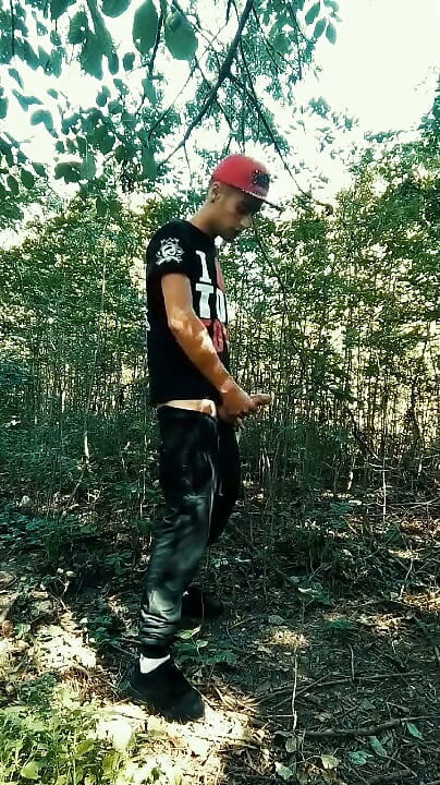 Twink se masturba con condón usado bajo el prepucio al aire libre