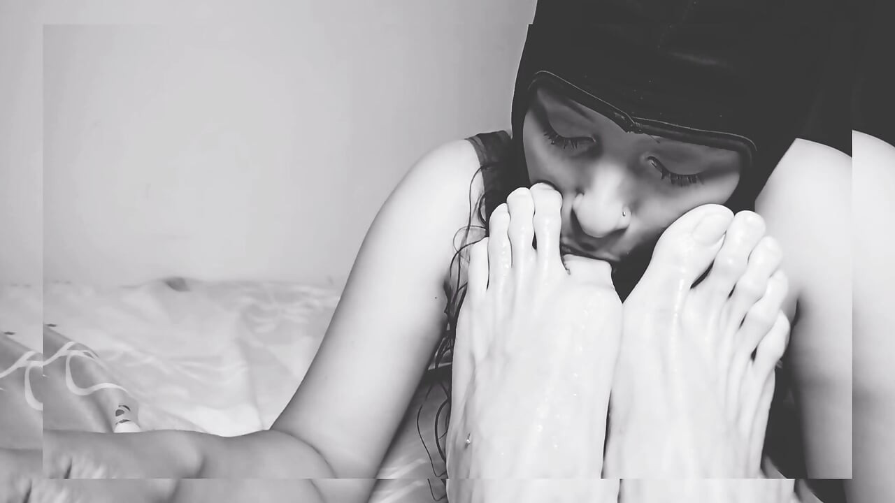It feels so good to lick her feet.