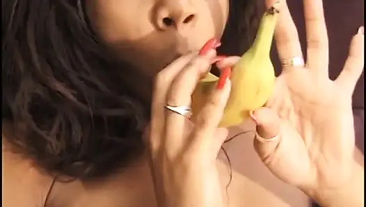 Pisang memek hitam jadul berbulu ditembus di memek di mulut