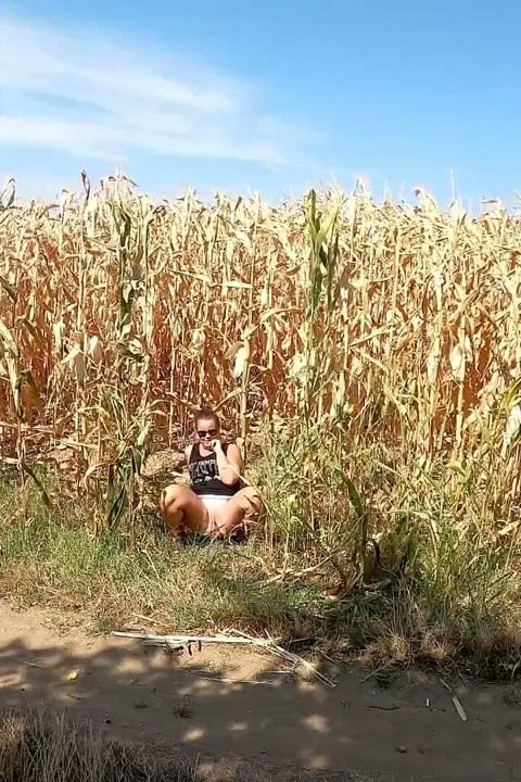 Pee in a corn field and wet her skirt