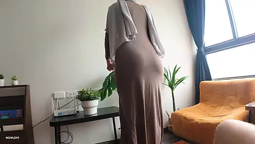 Büyük yuvarlak götlü üvey annem yanlışlıkla sabah sikimi yakaladı