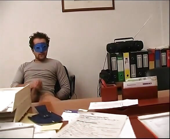 मुखौटा पहनी शौकिया सेक्रेटरी की ऑफिस में उसके गंदे बॉस द्वारा चुदाई