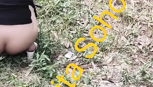 Hintli ateşli evli kadın asmita açık havada işemeye cesaret meydan okuması