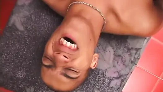 Memek pelacur latina dientot sama cowok biseksual dan cowok lain pantatnya dientot