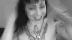 Transsexuelle tatouée coquine devant la caméra