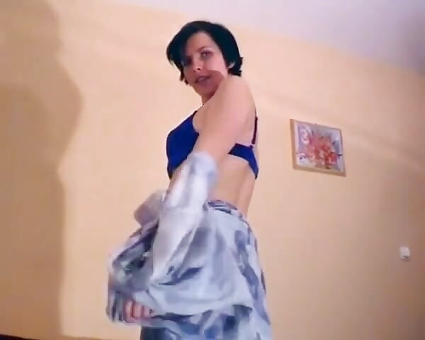 Mamă sexy germană care călărește jucăria în camera ei