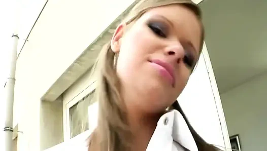 Seks threesome & seks anal! Pelacur sange ini nggak pernah puas kalau belum puas dengan pakaiannya!