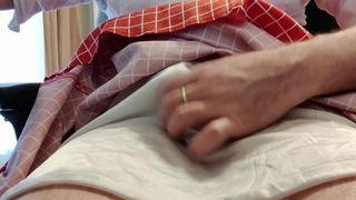 Masturbandosi in mutandine di nylon mentre indossa il vestito di mia moglie