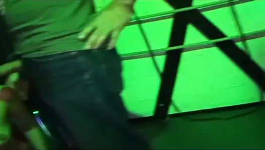 Wilde club-orgie mit geilen schätzchen lutscht und leckt überall