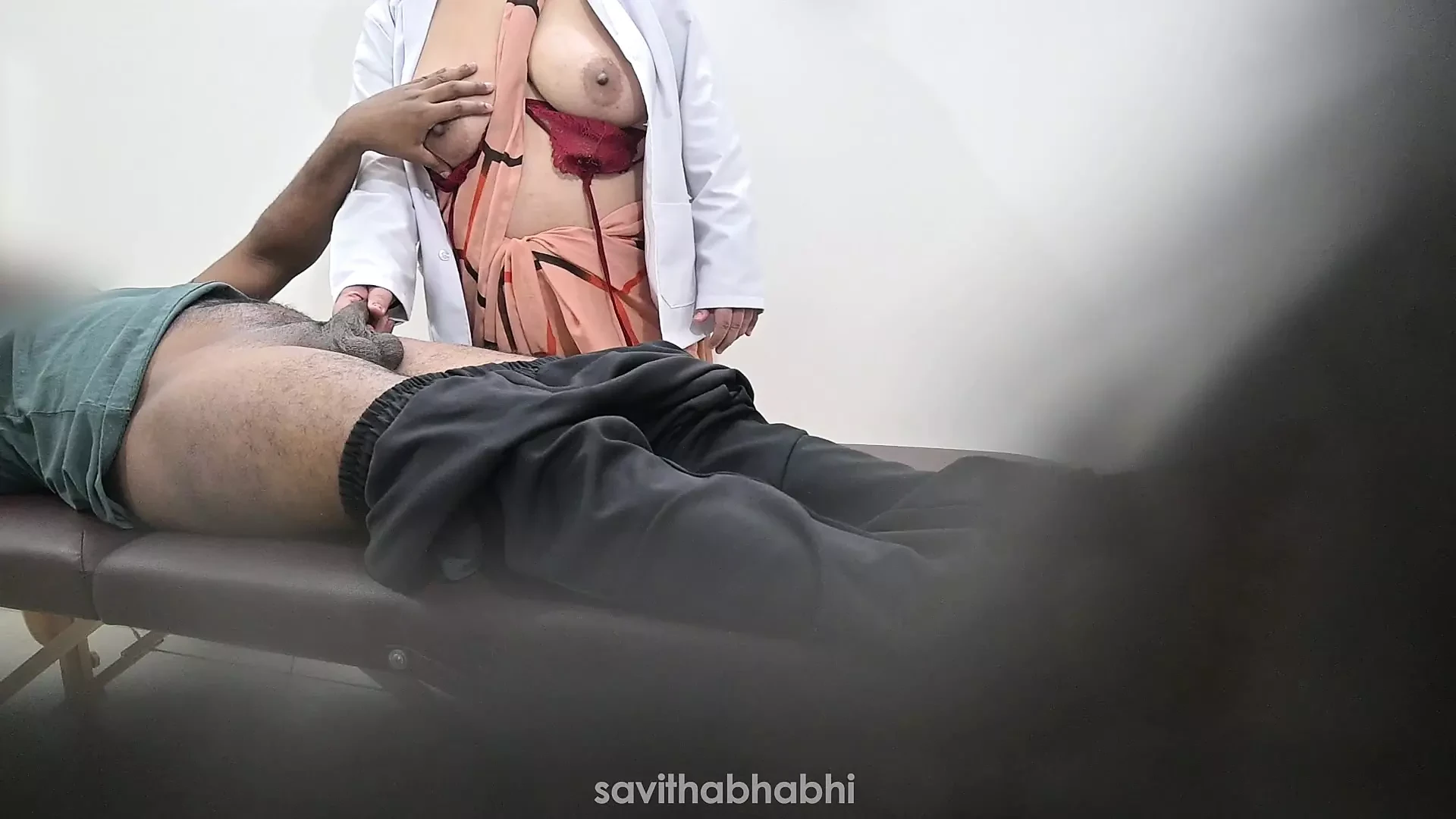 Senhora médica verificando paciente no hospital