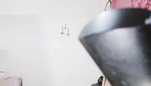Gerçek hizmetçi sutyensiz beni baştan çıkarıyor ve ağzına sokuyor