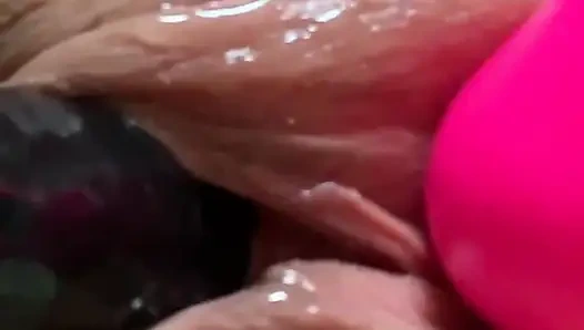 Cewek sange ini lagi muasin lubangnya pakai dildo sambil menggodaku pakai dildo!