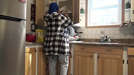 Ich ficke mein putzmädchen 4 mal pro tag in der küche