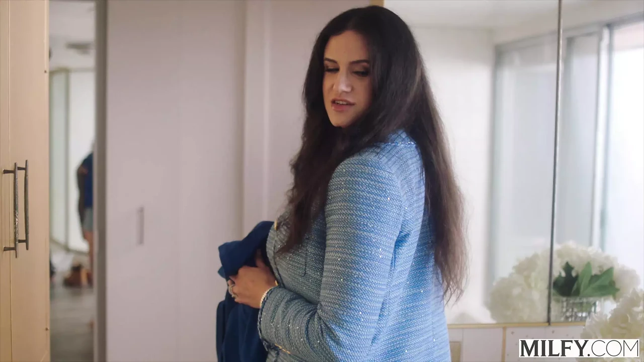 熟女 - 渴望鸡巴的房地产经纪人Penny无法抗拒他坚硬的鸡巴