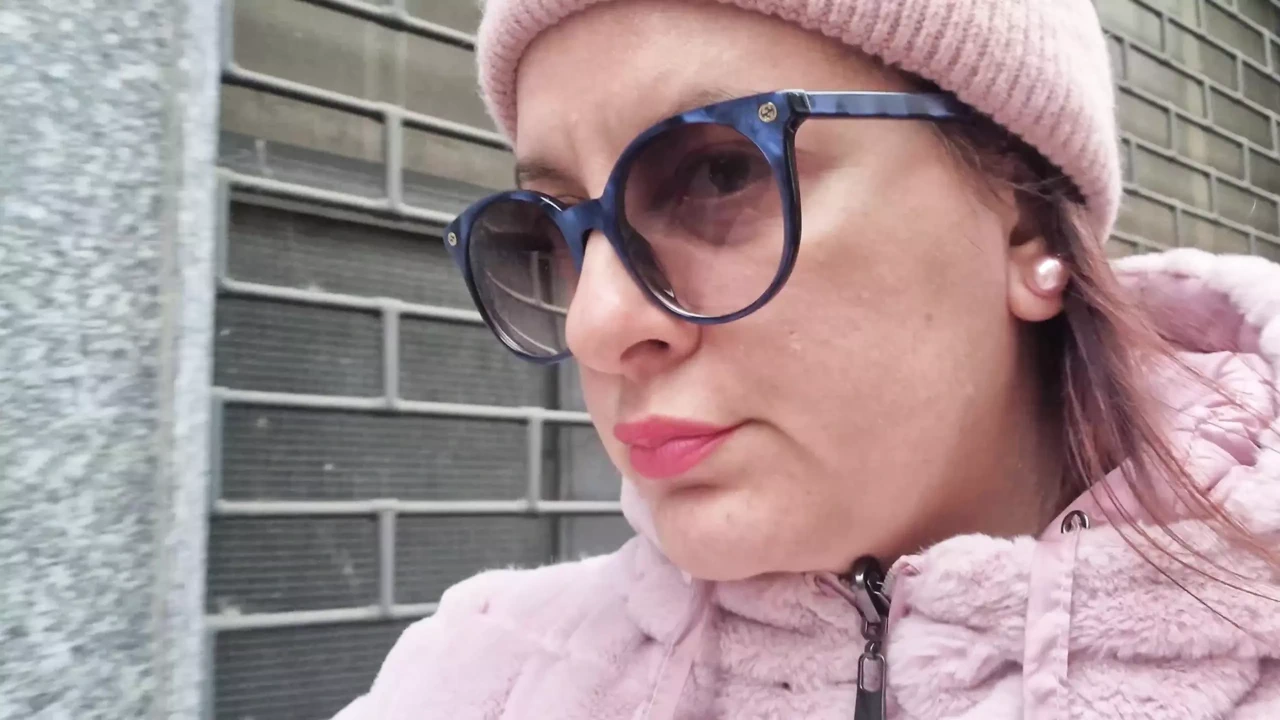 Bộ sưu tập tuyệt vời của việc đi tiểu và thoát y trong các quán bar và cửa hàng công cộng