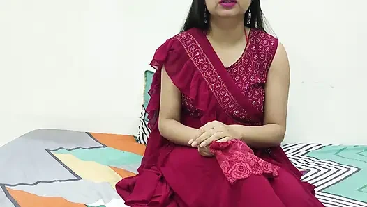 Ateşli Hintli saara yenge amcık yalıyor ve devar'a ilk seksi öğretmek için sert sikişiyor.