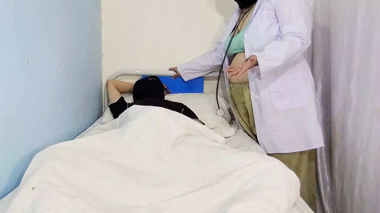 印度病人的穆斯林胖美女医生肛交，女牛仔医生在坚硬的鸡巴上肛交，大声呻吟