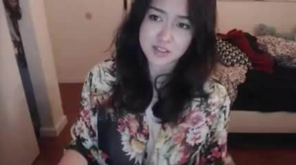 Asia melengkung dengan payudara besar alami