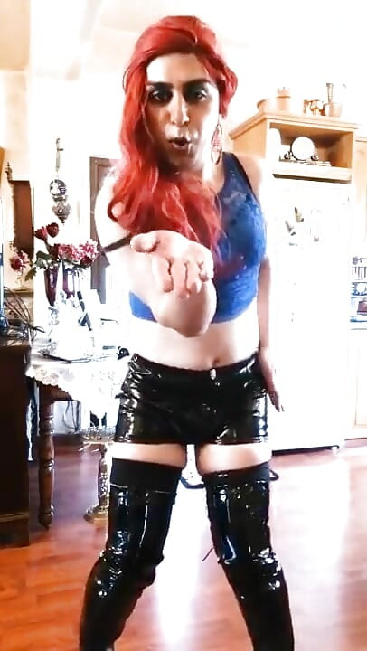 FetishEmmanuella vídeo 10 - Kinky em Botas Altas da Coxa - parte 1