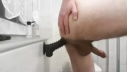 Büyük dildoya biniyor.... Derin anal